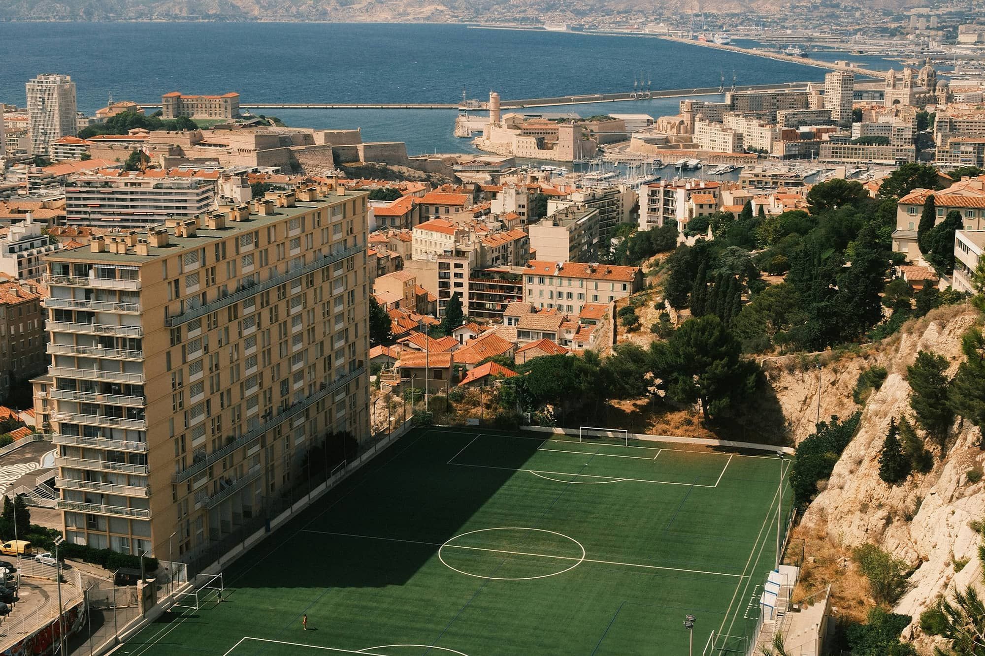 Kde si zahrát fotbal v Marseille?
